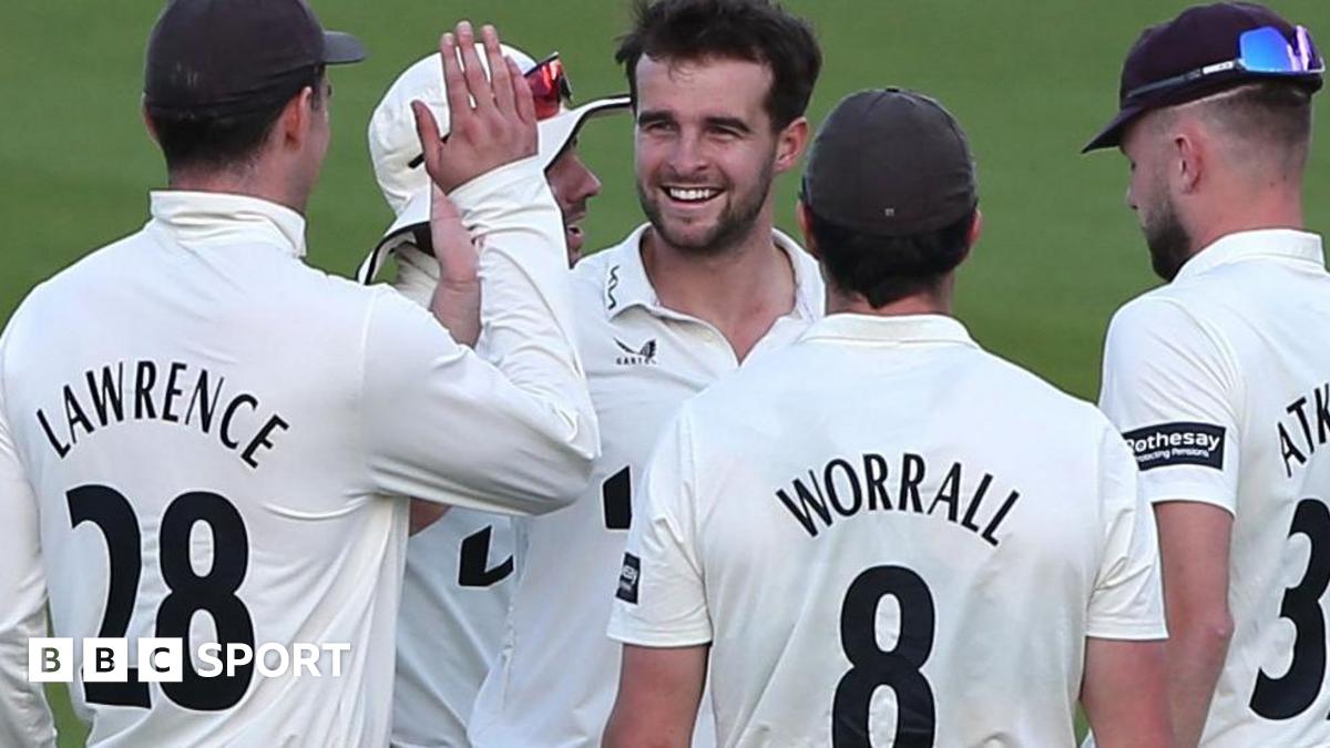 County Championship: Warwickshire rally against leaders Surrey