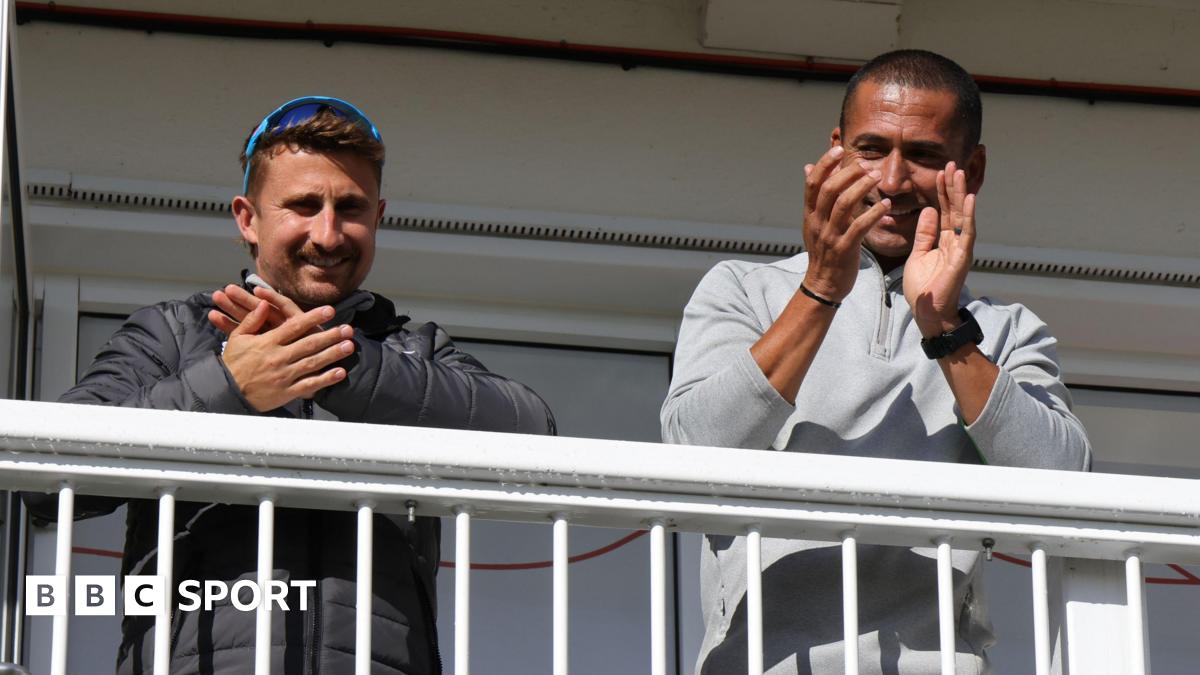 How did Leicestershire bounce back from the bottom to promotion?