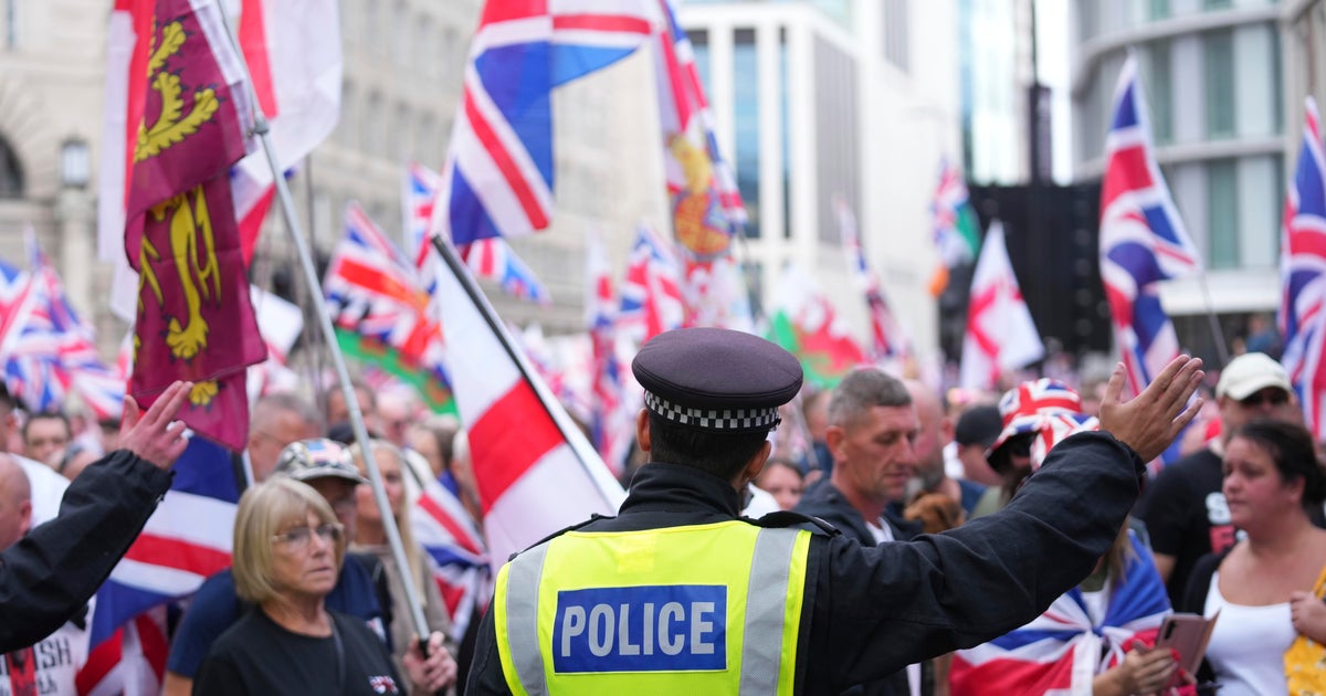 Thousands fill London streets for “Unite the Kingdom” rally organized by far-right activist Tommy Robinson