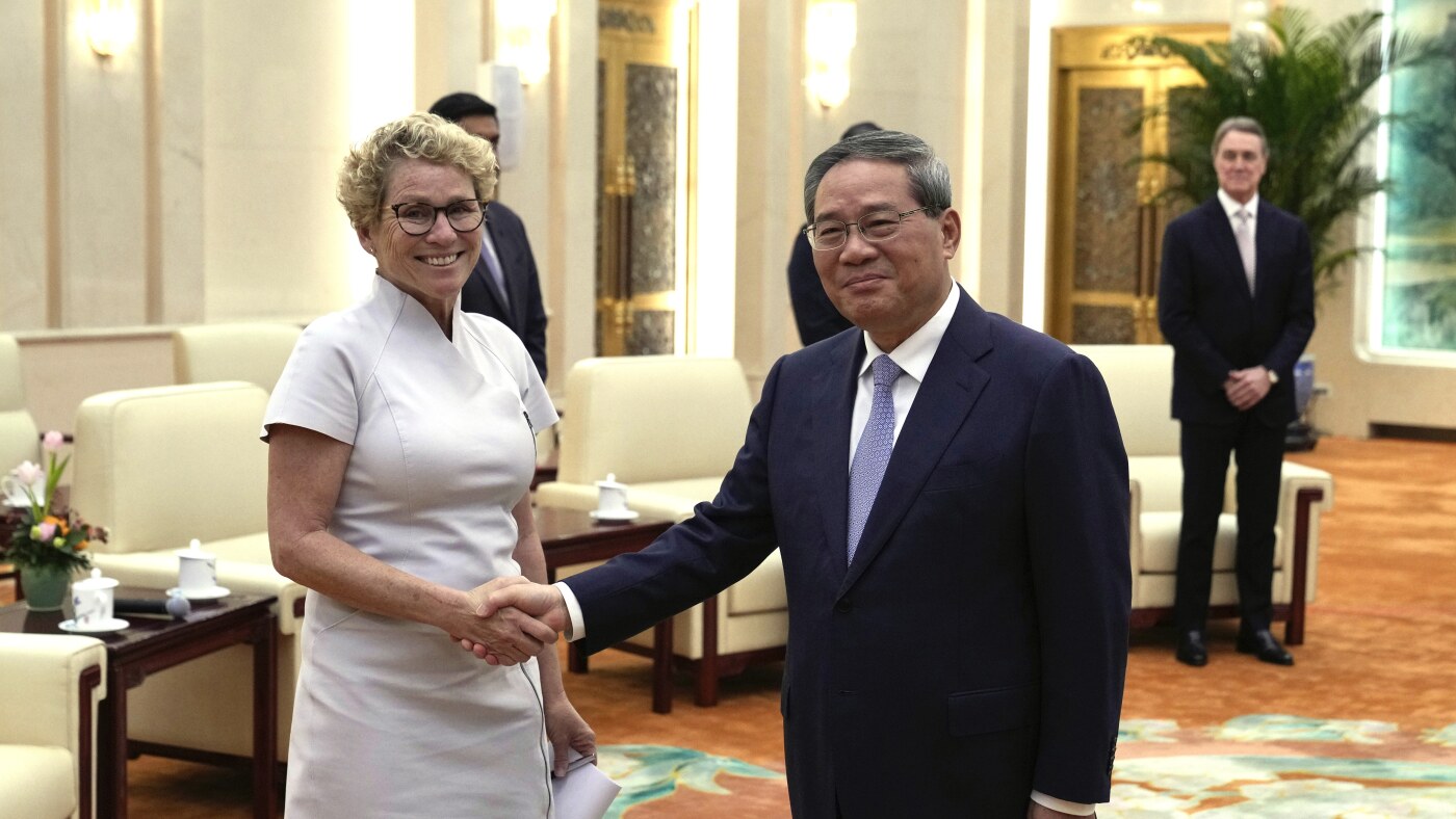 US Lawmakers Advocate for Military Dialogue During Historic Visit to China